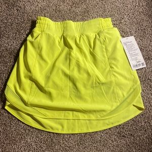 Lulu Lemon neon yellow skirt. (Hotty Hot HR Skirt Long)